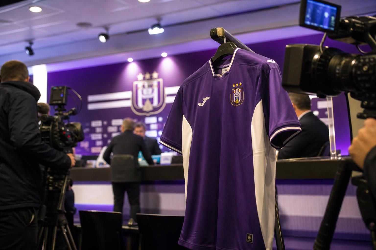 Transferpresentatie bij Anderlecht in paars-witte sfeer zonder herkenbare gezichten