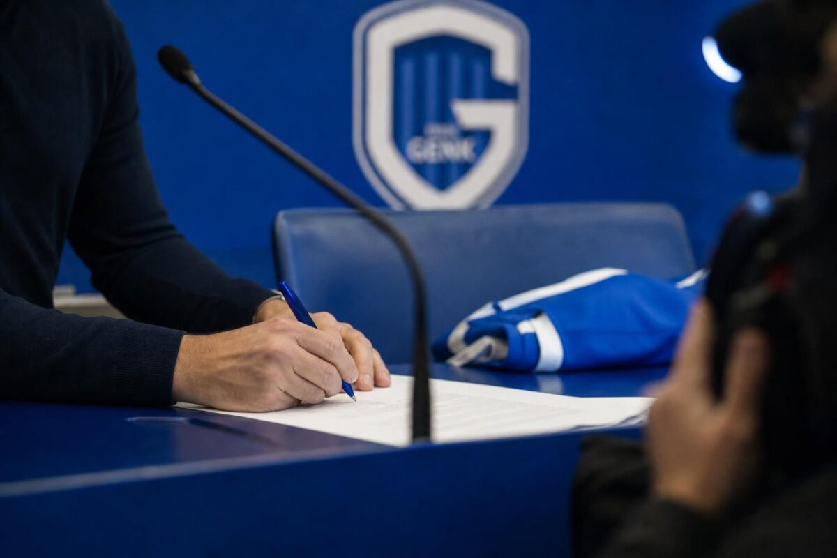 Sfeerbeeld rond KRC Genk in een perscontext bij een contractverlenging