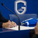Sfeerbeeld rond KRC Genk in een perscontext bij een contractverlenging