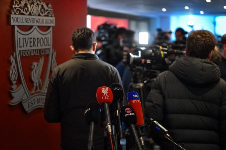 Persmoment in een Liverpool-context na het vertrek van Michael Edwards