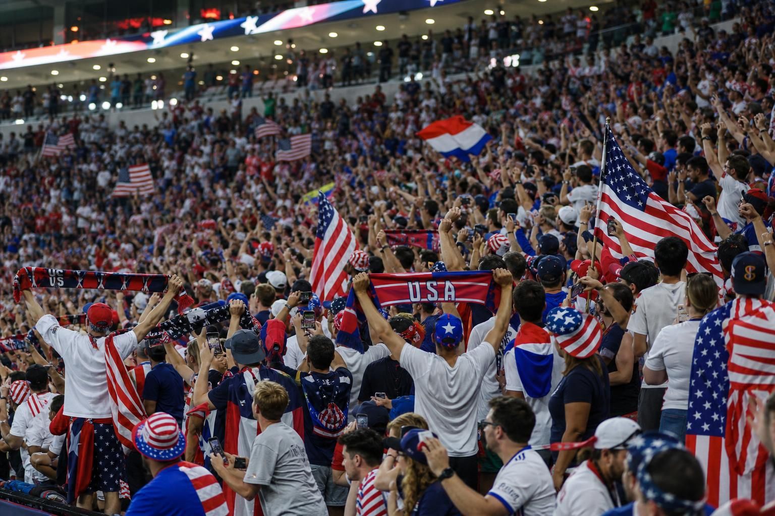 Amerikaanse supporters vieren de WK-zege van de Verenigde Staten in het stadion