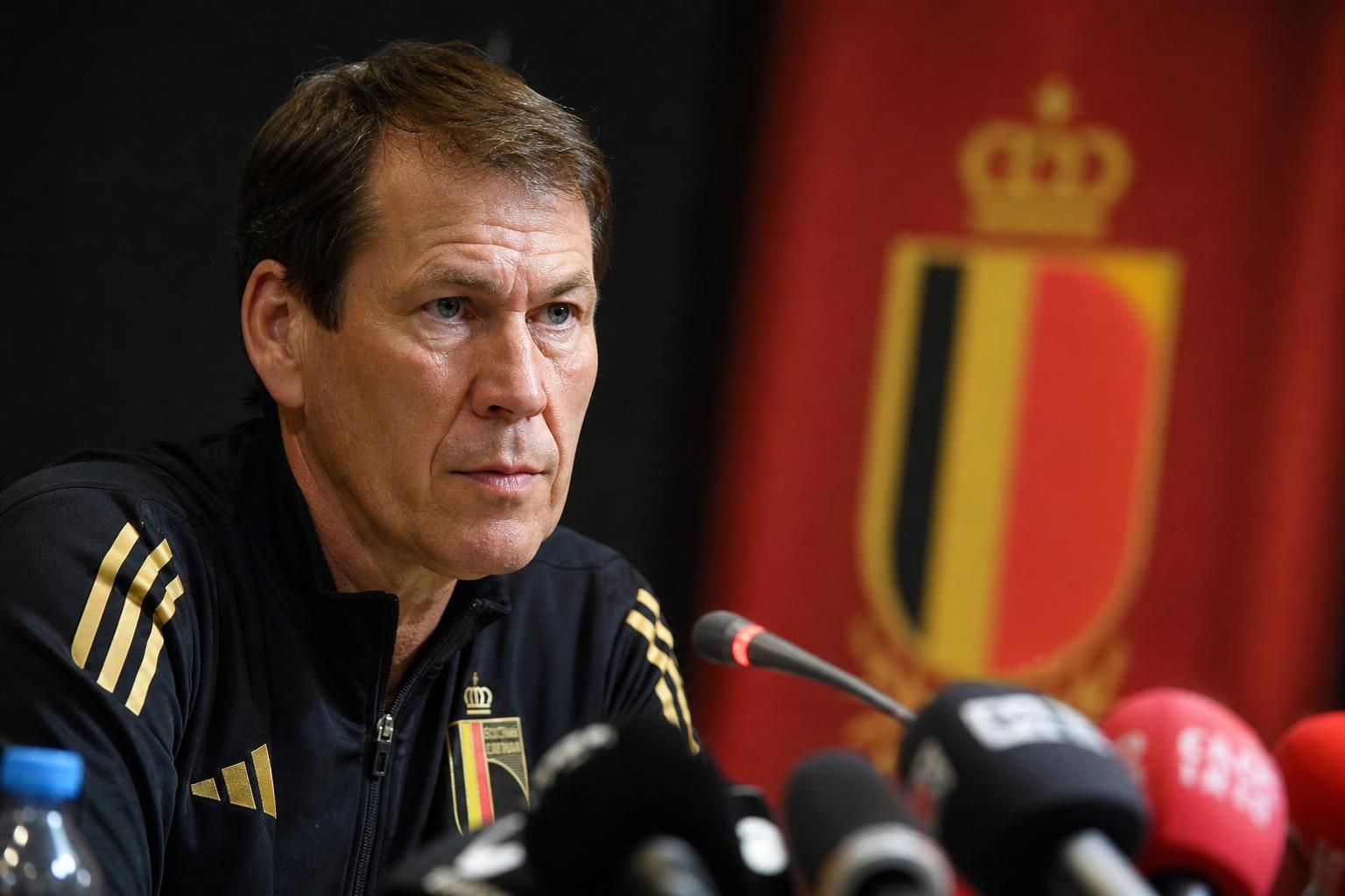 Rudi Garcia tijdens een gespannen persmoment bij de Rode Duivels