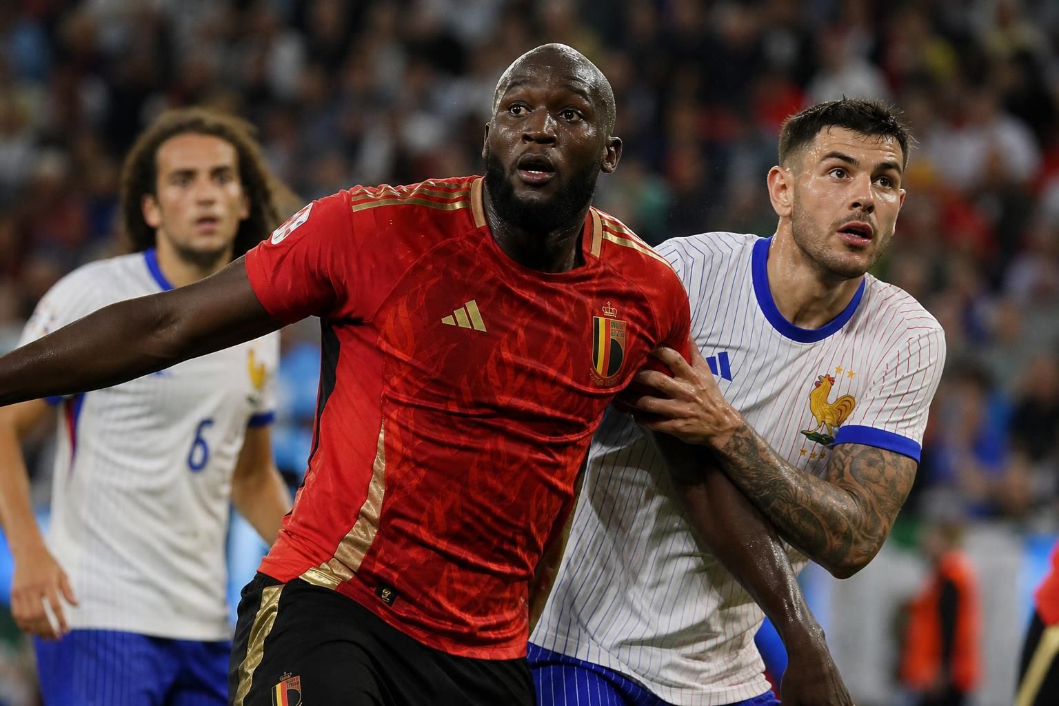 Romelu Lukaku in actie voor de Rode Duivels tijdens een WK-wedstrijd met hoge druk