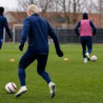 Een rustige trainingssituatie op een Deens voetbalveld zonder herkenbare gezichten.
