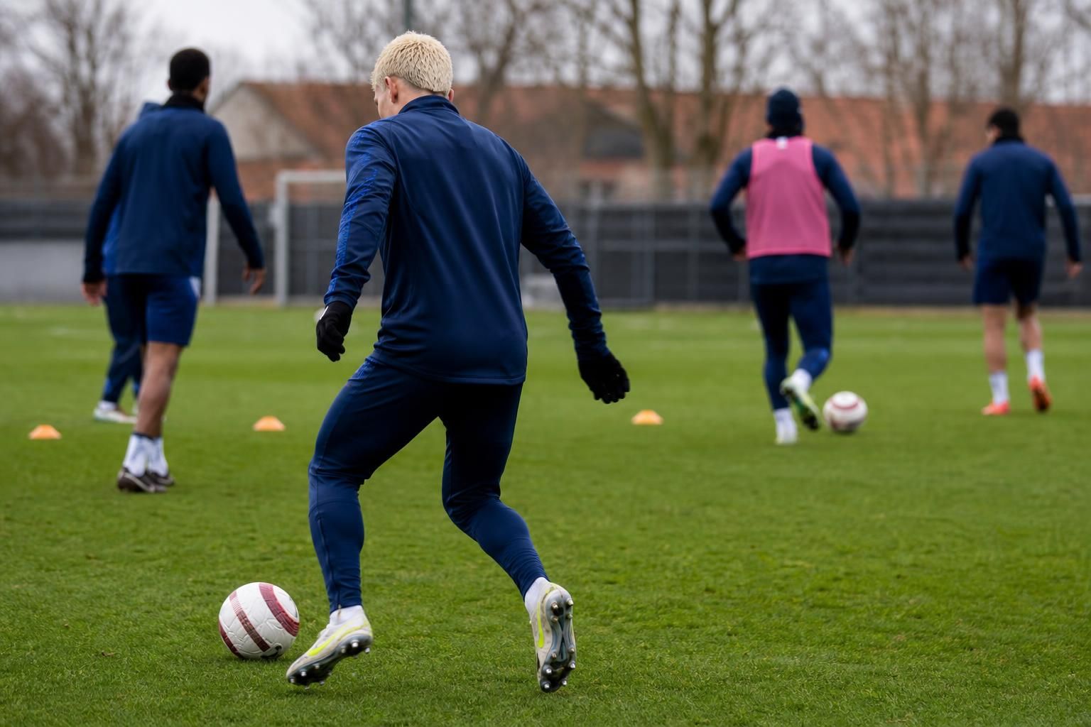 Een rustige trainingssituatie op een Deens voetbalveld zonder herkenbare gezichten.