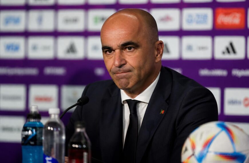 Roberto Martinez in een gespannen perscontext na de WK-uitschakeling van Portugal
