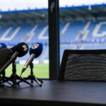 Lege trainersstoel in een gespannen KRC Genk-perscontext na het vertrek van Nicky Hayen