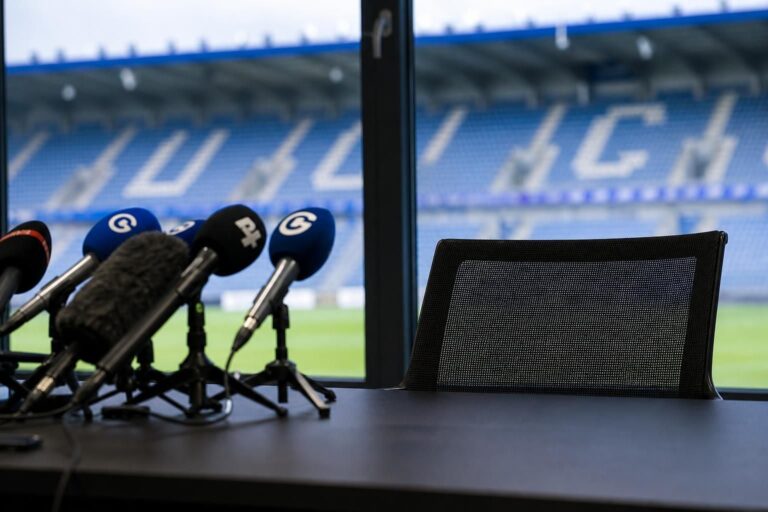 Lege trainersstoel in een gespannen KRC Genk-perscontext na het vertrek van Nicky Hayen