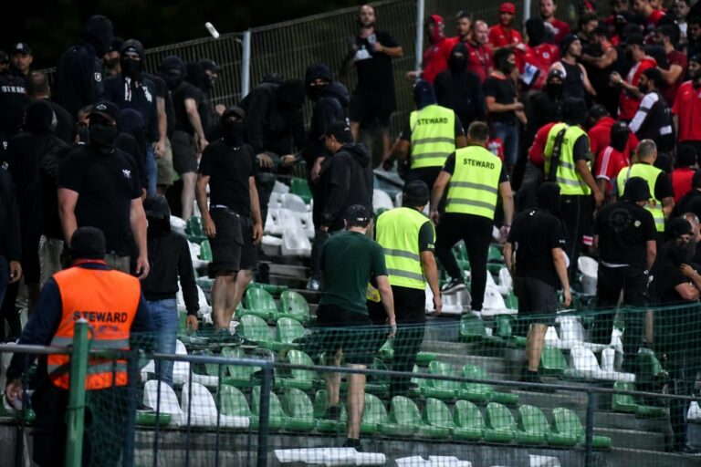 Onrust op de tribunes tijdens Vojvodina tegen Ferencváros in de Europa League-kwalificatie