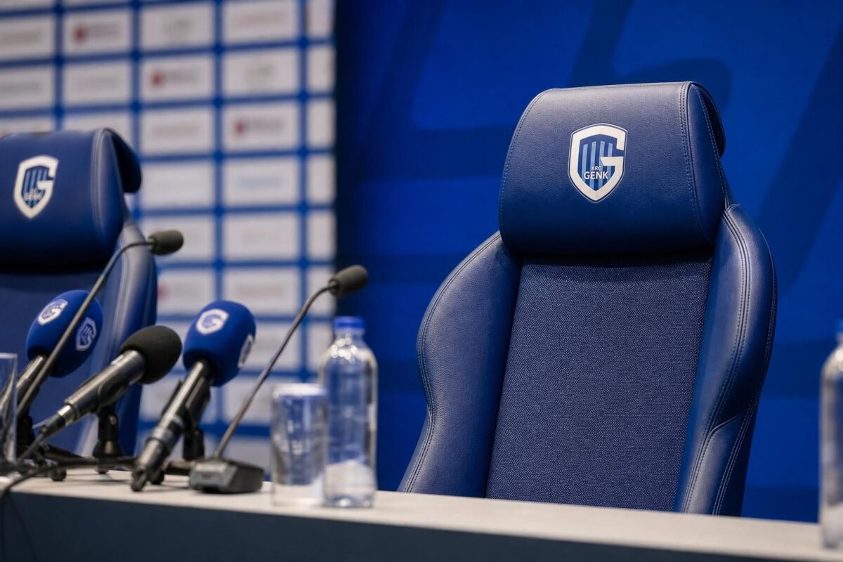 Een lege persruimte bij KRC Genk na het officiƫle vertrek van Nicky Hayen naar Burnley