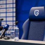 Een lege persruimte bij KRC Genk na het officiële vertrek van Nicky Hayen naar Burnley