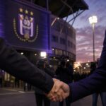 Transfercontext bij RSC Anderlecht rond een mogelijke versterking op het middenveld
