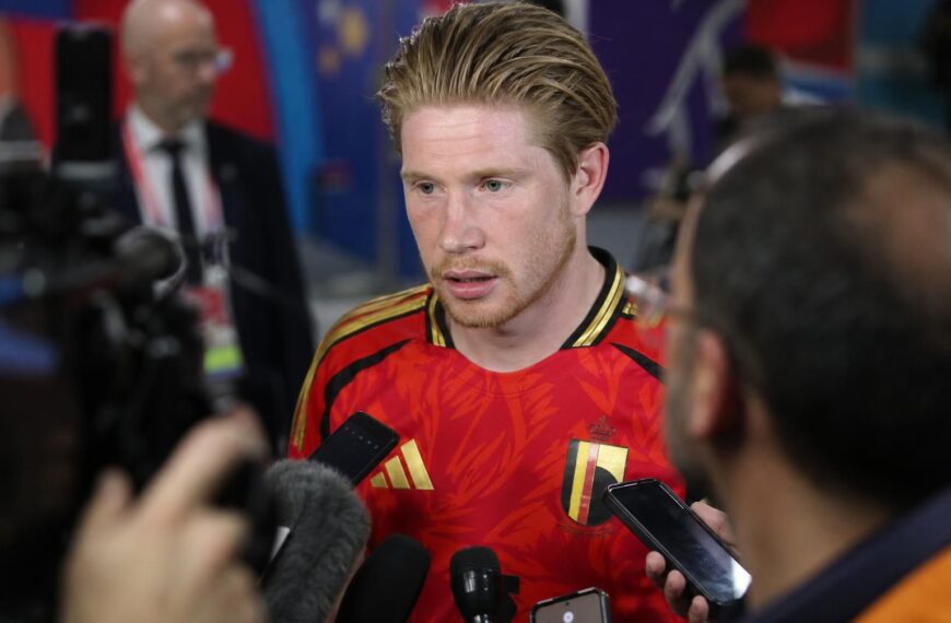 Kevin De Bruyne in een gespannen persmoment na een wedstrijd van de Rode Duivels