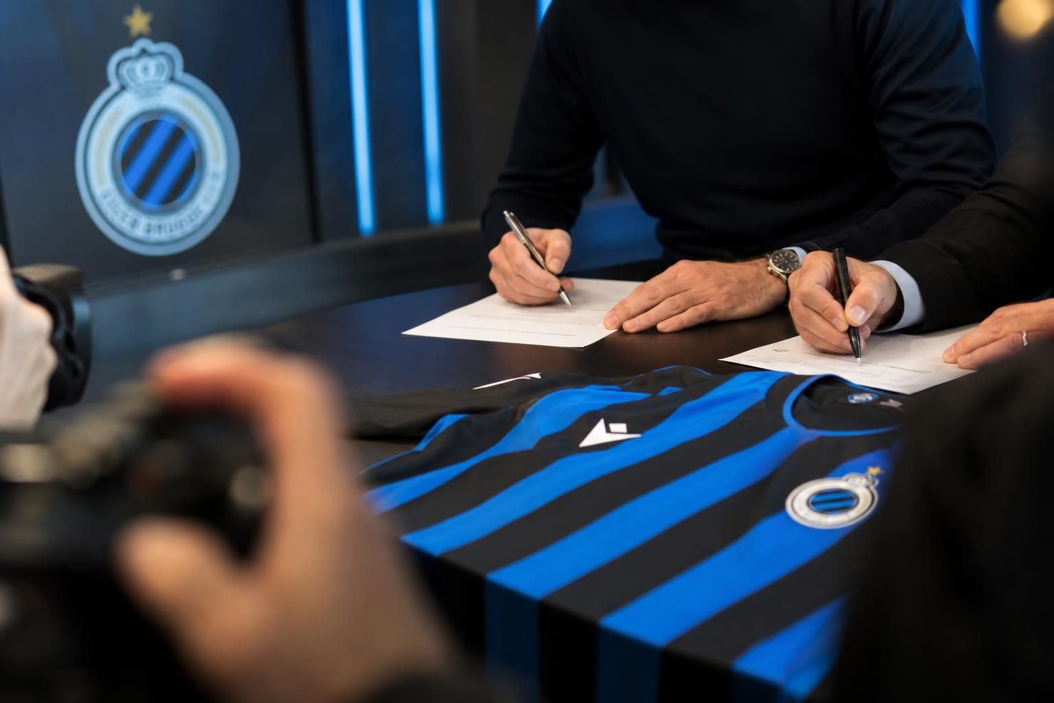 Contractverlenging bij Club Brugge in een persruimte zonder herkenbare gezichten