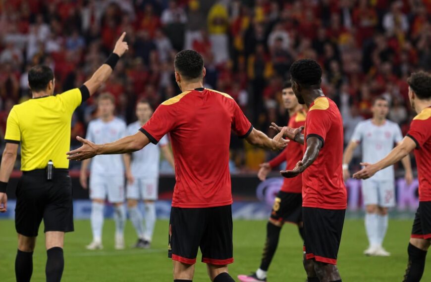 Spanningsmoment rond een strafschopclaim van de Rode Duivels tegen Spanje op het WK 2026