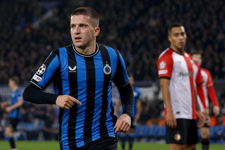 Christos Tzolis in actie voor Club Brugge in een beladen wedstrijdsfeer tegen Feyenoord