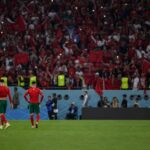 Marokkaanse spelers en supporters na een WK-wedstrijd in een emotionele stadionsfeer