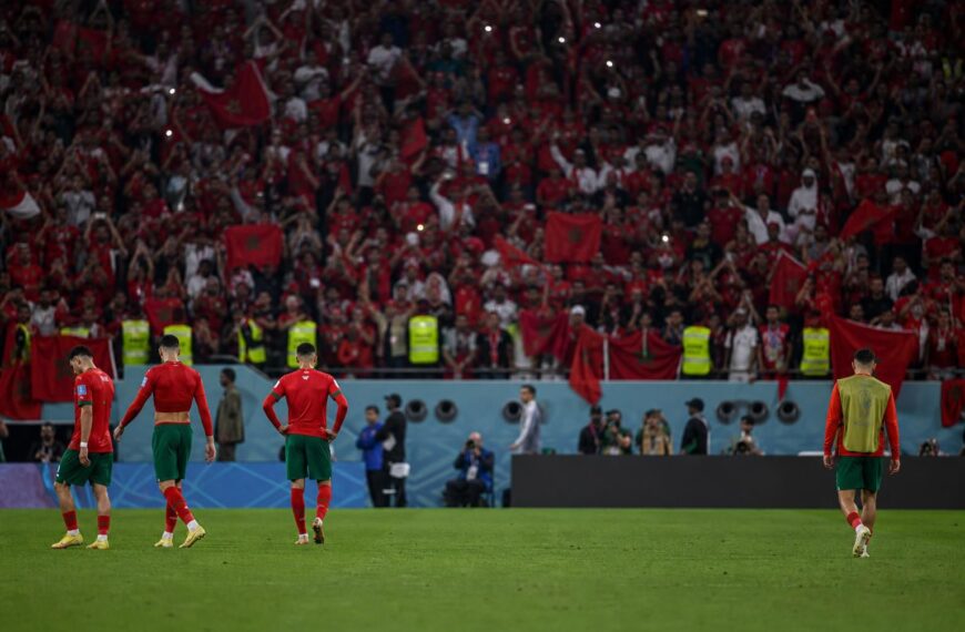 Marokkaanse spelers en supporters na een WK-wedstrijd in een emotionele stadionsfeer
