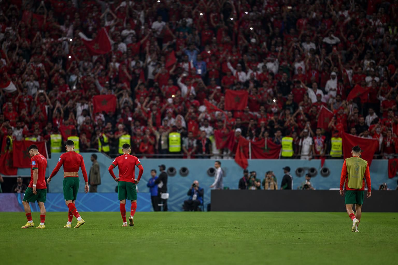 Marokkaanse spelers en supporters na een WK-wedstrijd in een emotionele stadionsfeer