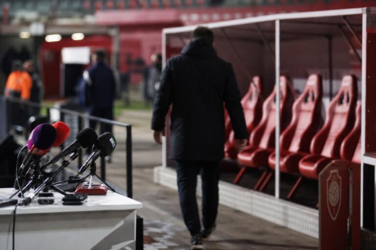 Sfeervol beeld van de Bosuil bij Royal Antwerp FC in een periode van sportieve onzekerheid