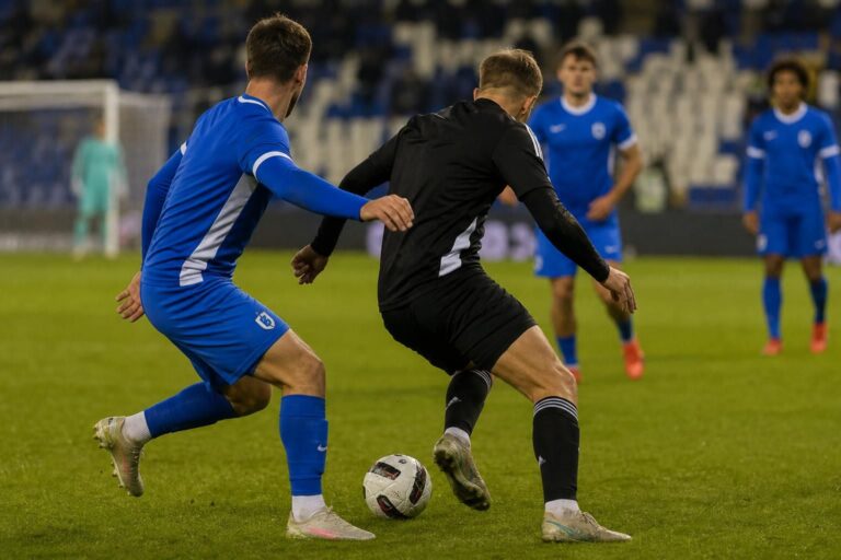 KRC Genk in een gespannen oefenwedstrijdsfeer tijdens de voorbereiding