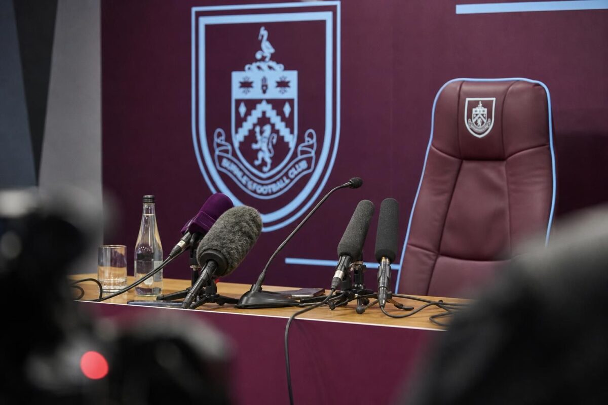 Persmoment rond de aanstelling van Nicky Hayen bij Burnley