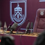 Persmoment rond de aanstelling van Nicky Hayen bij Burnley