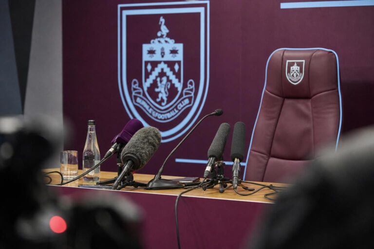 Persmoment rond de aanstelling van Nicky Hayen bij Burnley