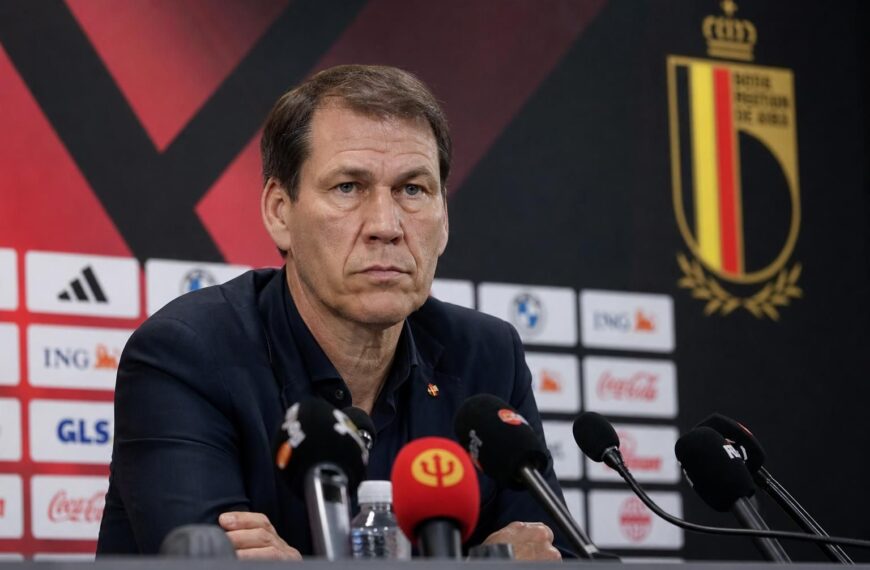 Rudi Garcia tijdens een gespannen persmoment bij de Rode Duivels na de WK-uitschakeling