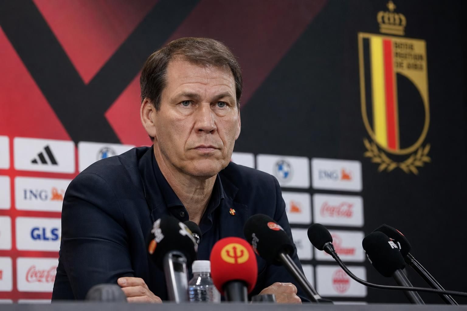 Rudi Garcia tijdens een gespannen persmoment bij de Rode Duivels na de WK-uitschakeling