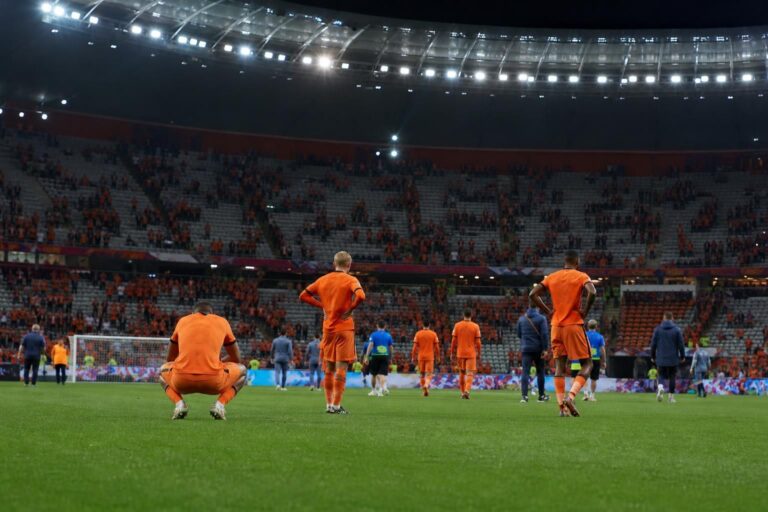 Gespannen Oranje-sfeer in een WK-stadion na een beladen wedstrijd.