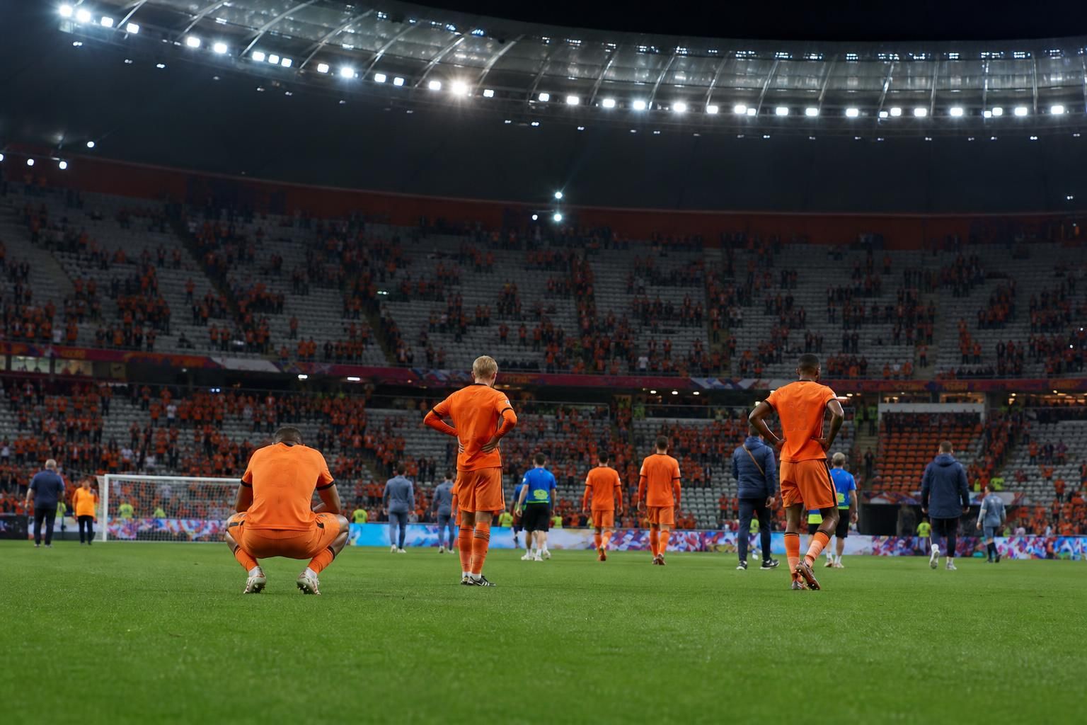 Gespannen Oranje-sfeer in een WK-stadion na een beladen wedstrijd.