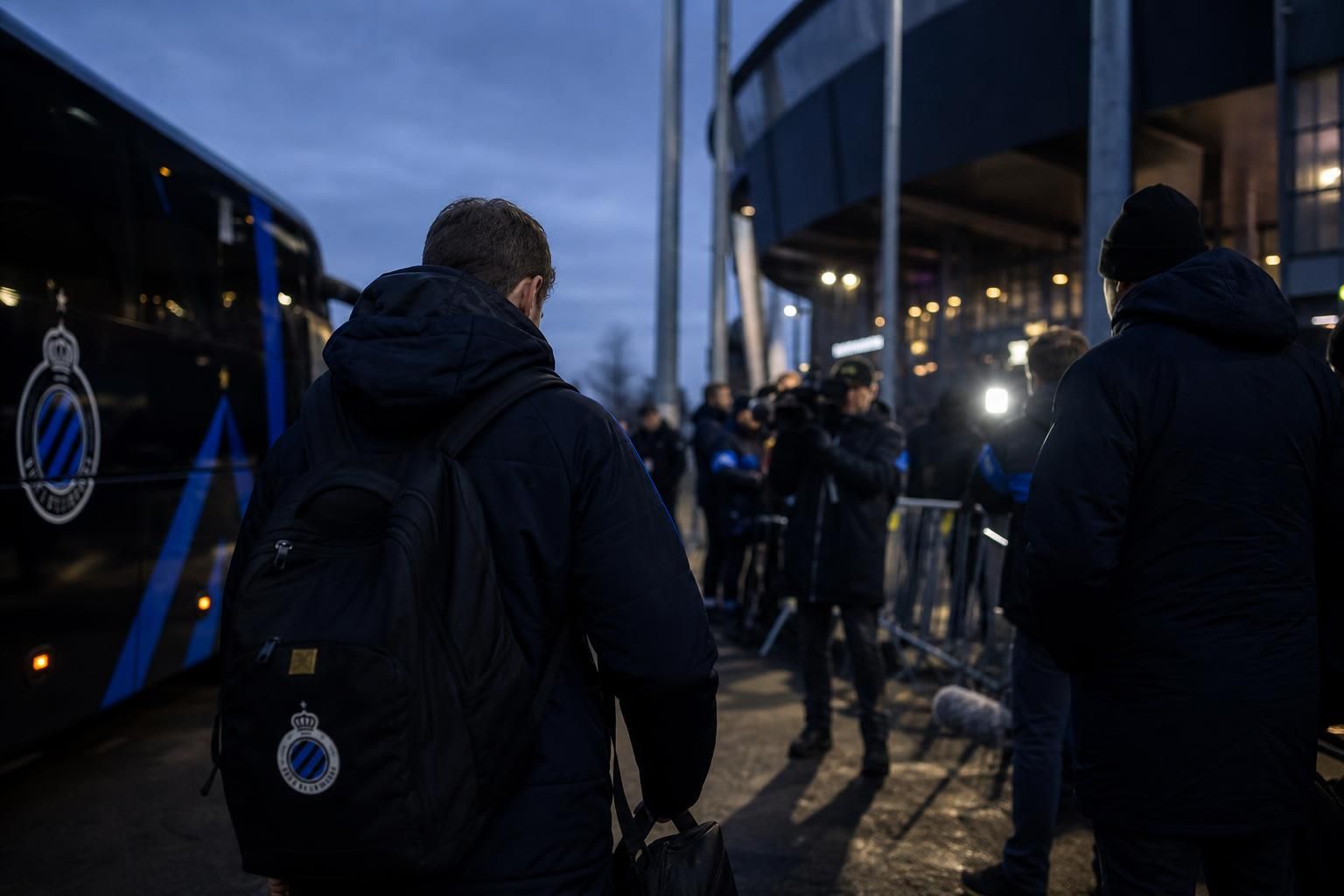 Transferdruk rond Club Brugge in een gespannen stadionomgeving zonder herkenbare gezichten