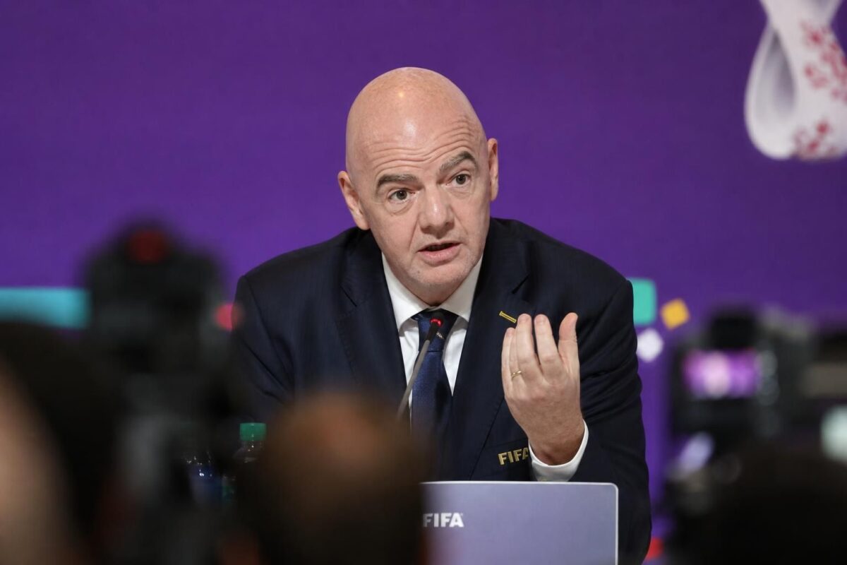 Gianni Infantino tijdens een FIFA-persmoment over de toekomst van het WK