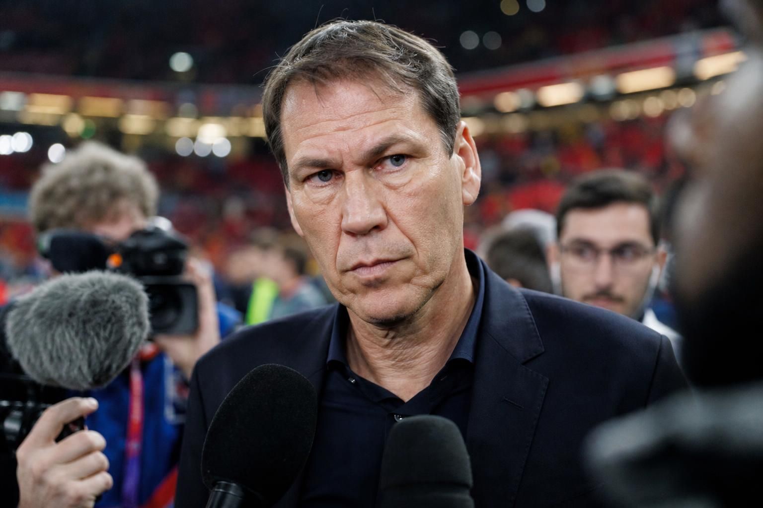 Rudi Garcia in een gespannen voetbalcontext na de WK-uitschakeling van de Rode Duivels