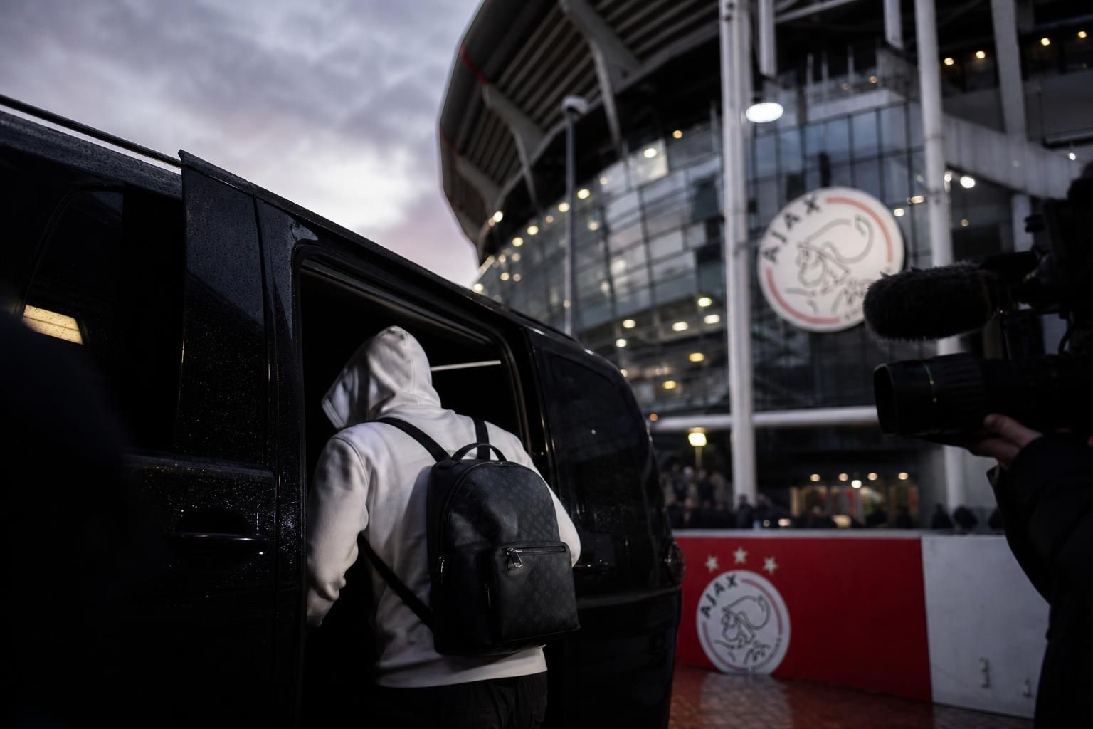 Transfercontext rond Mika Godts bij Ajax na Italiaanse interesse