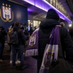 Transfercontext rond RSC Anderlecht in een paars-witte stadionomgeving