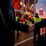 Transfercontext rond Ajax met een gespannen aankomstsfeer bij het stadion