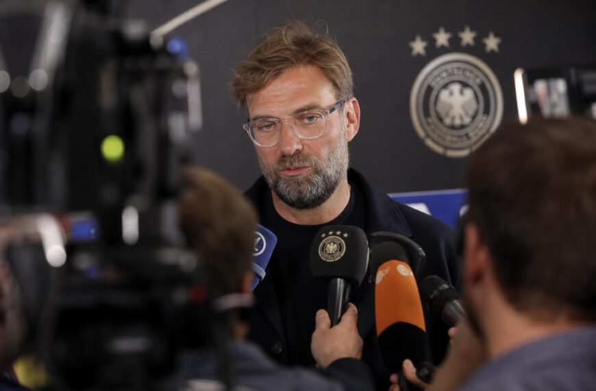 Jรผrgen Klopp in een perscontext rond zijn mogelijke aanstelling als Duitse bondscoach