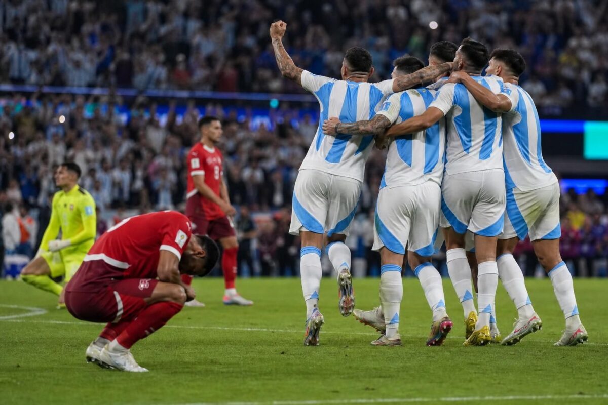 Argentijnse spelers vieren een late WK-zege tegen Zwitserland na een spannende kwartfinale