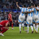 Argentijnse spelers vieren een late WK-zege tegen Zwitserland na een spannende kwartfinale