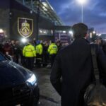 Transfercontext rond Burnley met gespannen voetbalsfeer zonder herkenbare gezichten