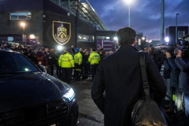 Transfercontext rond Burnley met gespannen voetbalsfeer zonder herkenbare gezichten