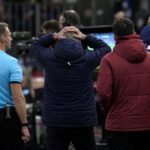 Gespannen voetbalsfeer rond een VAR-beslissing na een rode kaart voor Zwitserland