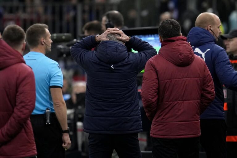 Gespannen voetbalsfeer rond een VAR-beslissing na een rode kaart voor Zwitserland