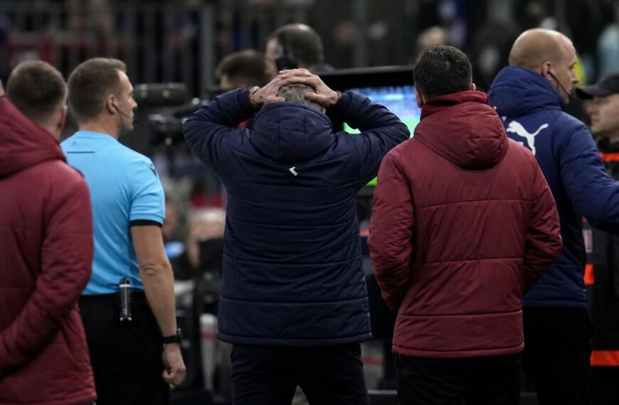 Gespannen voetbalsfeer rond een VAR-beslissing na een rode kaart voor Zwitserland