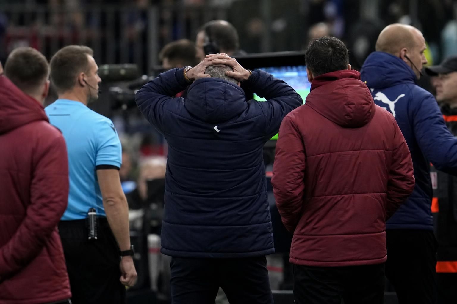 Gespannen voetbalsfeer rond een VAR-beslissing na een rode kaart voor Zwitserland