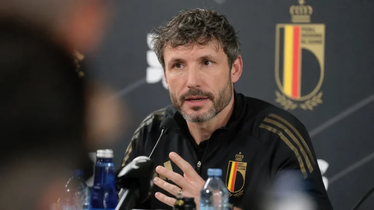 Mark van Bommel tijdens een persmoment als bondscoach van de Rode Duivels