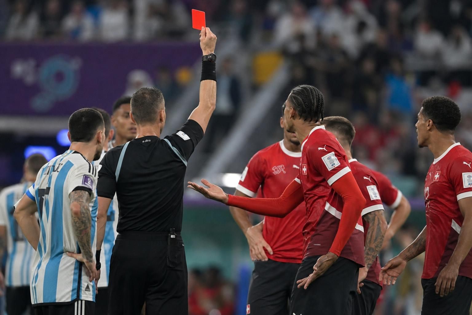 Gespannen WK-sfeer tijdens Argentinië tegen Zwitserland na een betwiste rode kaart