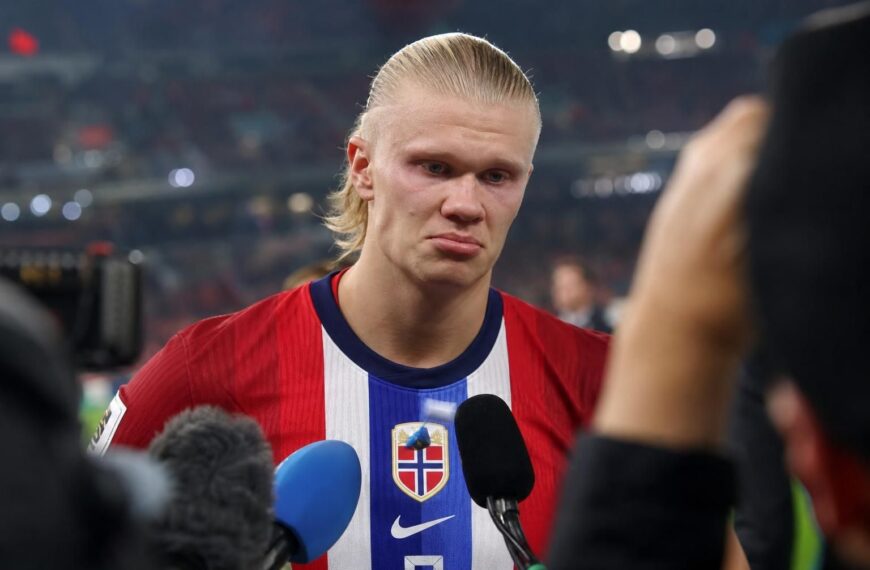 Erling Haaland reageert zichtbaar emotioneel na de WK-exit van Noorwegen.